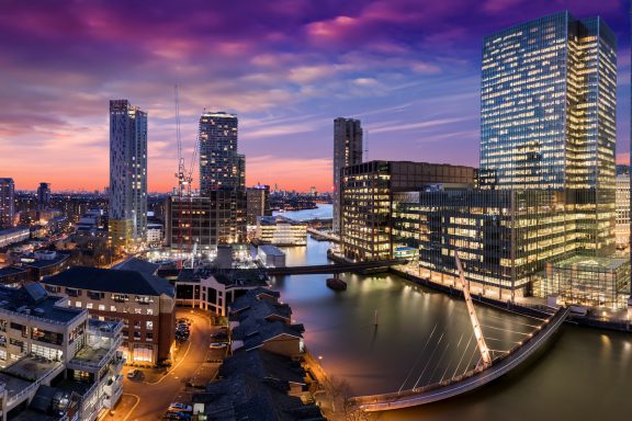 Canary Wharf und die Docklands in London nach Sonnenuntergang